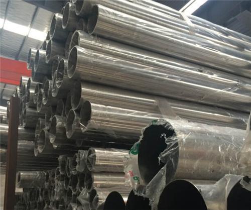 904L不銹鋼管陰極與陽(yáng)極面積比，陰極面積控制在陽(yáng)極面積的1/2.在此情況下，可以防止價(jià)格的增長(zhǎng)，過(guò)多的價(jià)格在陽(yáng)極表面被氧化成價(jià)格